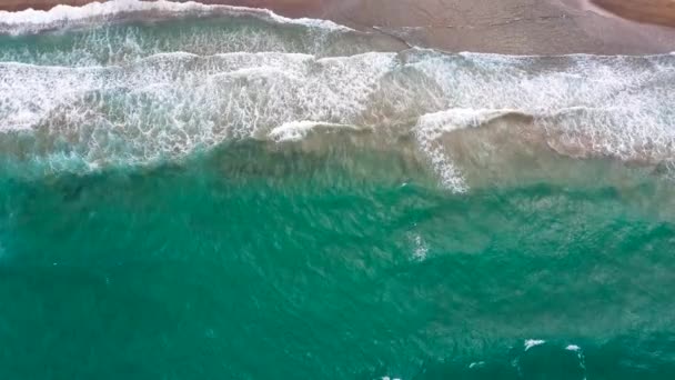 Deniz Dalgaları Kumlu Sahil Şeridinde Dalgalanırken Hiç Bitmeyen Güzel Kusursuz — Stok video