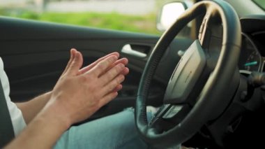 Otomatik otopark için otopark pilotu kullanan bir adam yenilikçi bir otomobil kullanıyor. Robot bilgisayar otomatik başlatma modunda çarkı döndürüyor