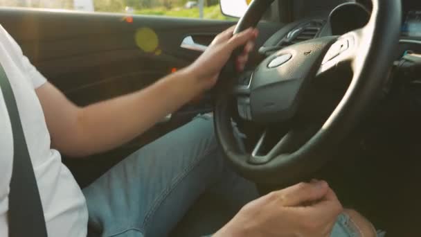 Mann Fährt Auto Aus Nächster Nähe Seitenansicht Strahlen Der Untergehenden — Stockvideo