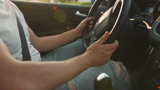 Homem Está Conduzir Carro Perto Vista Lateral Raios Pôr Sol — Vídeo de Stock