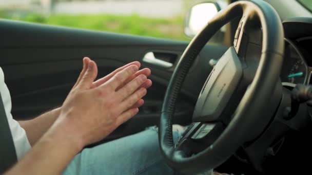 Seorang Pengemudi Mobil Otomatis Yang Inovatif Menggunakan Autopilot Parkir Sendiri — Stok Video