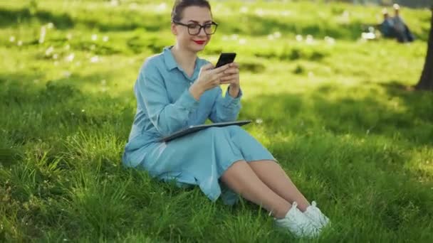 Kvinna Som Använder Smartphone När Sitter Parken Efter Att Avslutat — Stockvideo