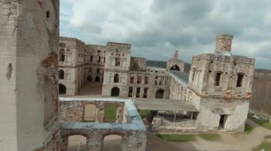 Ujazd, Polonya 'daki Krzyztopor Kalesi' nin güzel tarihi kalıntıları arasında uçuş. FPV Drone 'da çekiliyor