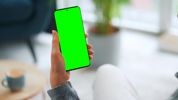 Frau Hause Mit Smartphone Attrappe Mit Grünem Bildschirm Vertikalen Modus — Stockvideo