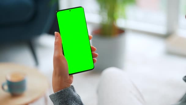 Vrouw Thuis Met Smartphone Met Groene Mock Scherm Verticale Modus — Stockvideo