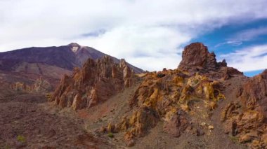 Teide Ulusal Parkı 'nın havadan görünüşü, çöl kayalıkları üzerinde uçuş, Teide volkanı manzarası. Tenerife, Kanarya Adaları, İspanya