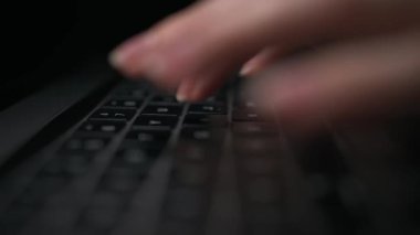 E- posta göndermek ve internette sörf yapmak için bilgisayar klavyesinde ya da dizüstü bilgisayarda çalışan kadınların makro yakın çekim görüntüleri