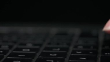 E- posta göndermek ve internette sörf yapmak için bilgisayar klavyesinde ya da dizüstü bilgisayarda çalışan kadınların makro yakın çekim görüntüleri