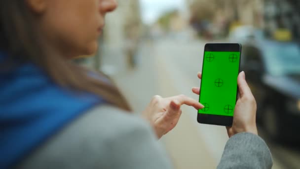 Mujer Calle Usando Smartphone Con Pantalla Verde Modo Vertical Chica — Vídeo de stock