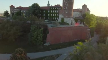 Sabahın erken saatlerinde Wawel Kraliyet Kalesi ve Katedrali 'nin hava manzarası. Arka planda şehrin panoraması görülebilir. Krakow, Polonya. FPV insansız hava aracı ile çekildi