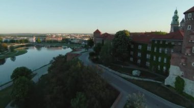 Sabahın erken saatlerinde Wawel Kraliyet Kalesi, Katedral ve Vistula Nehri 'nin havadan görünüşü. Krakow, Polonya. FPV insansız hava aracı ile çekildi