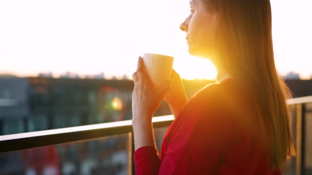 Donna Bere Caffè Mentre Piedi Sul Balcone Ammirare Tramonto Rallentatore — Video Stock