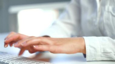 E- posta göndermek ve internette sörf yapmak için bilgisayar klavyesinde çalışan kadın elleri