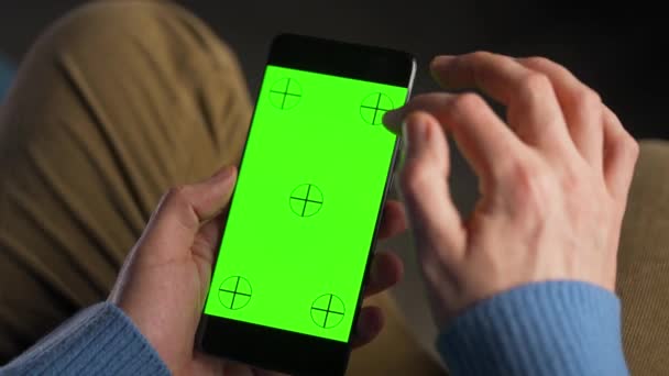 Man Met Smartphone Met Groene Mock Scherm Verticale Modus Man — Stockvideo