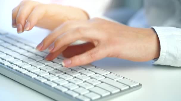 Manos Femeninas Ocupadas Trabajando Teclado Computadora Para Enviar Correos Electrónicos — Vídeo de stock