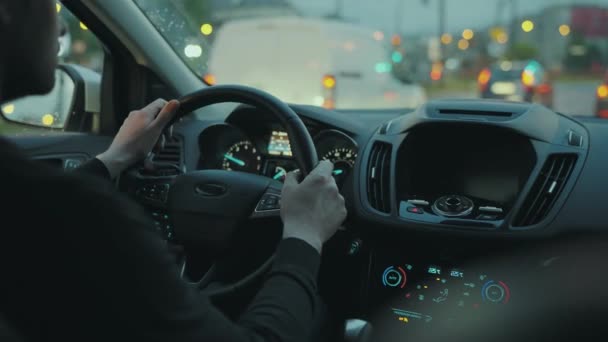 Hombre Conduciendo Por Las Calles Ciudad Nocturna Deslumbramiento Ventana Del — Vídeos de Stock