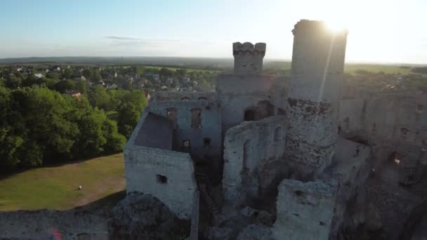 Flygfoto Castle Ogrodzieniec Vid Solnedgången Stenmedeltida Slott Byggt Sten Gjord — Stockvideo