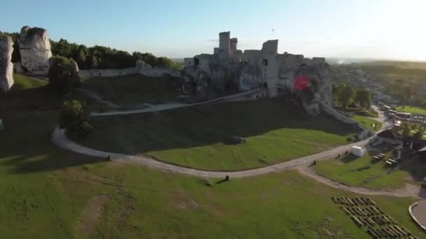 Luftaufnahme Der Burg Ogrodzieniec Bei Sonnenuntergang Mittelalterliche Burg Aus Stein — Stockvideo