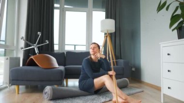 Kafkasyalı kadın odanın ortasında derin düşüncelere dalmış oturuyor. Temizlenmesi gerekiyor, ama işi ağırdan alıyor. Yavaş çekim