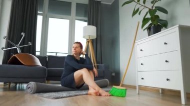 Kafkasyalı kadın odanın ortasında derin düşüncelere dalmış oturuyor. Temizlenmesi gerekiyor, ama işi ağırdan alıyor. Yavaş çekim