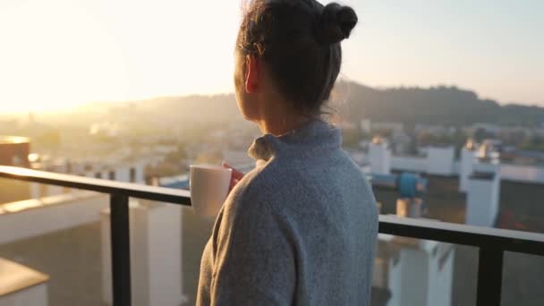 Femme Commence Journée Avec Une Tasse Thé Café Sur Balcon — Video