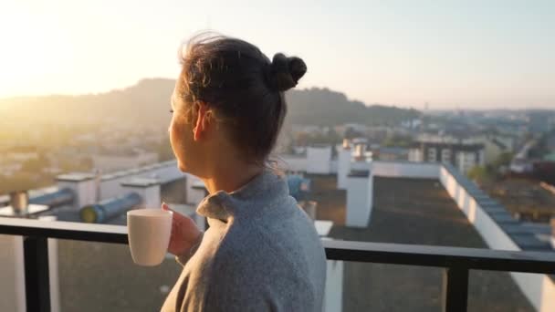 Mulher Começa Dia Com Uma Xícara Chá Café Varanda Amanhecer — Vídeo de Stock