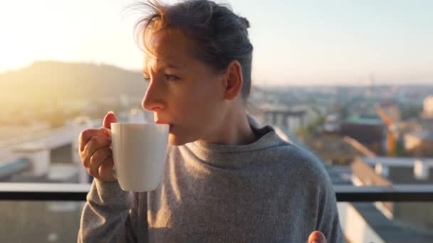 Femme Commence Journée Avec Une Tasse Thé Café Vérifier Les — Video