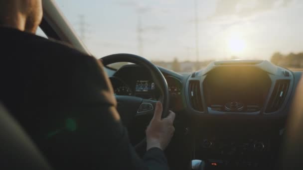 Homem Dirige Carro Longo Estrada Pôr Sol Brilha Pára Brisas — Vídeo de Stock