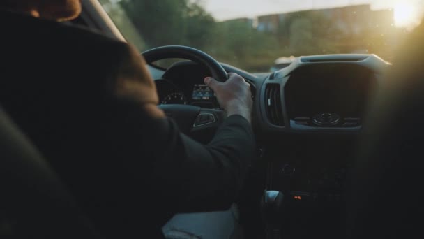 Muž Řídí Auto Podél Silnice Zapadající Slunce Svítí Předním Skle — Stock video