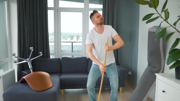 Beyaz Bir Adam Evi Temizliyor Süpürgeyle Dans Ediyor Yavaş Çekim — Stok video