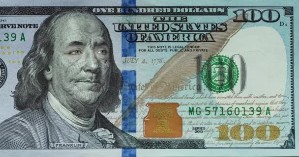 ベンジャミン フランクリンの肖像画は100ドル札でカメラに異なる感情を表現した 百ドル札のクローズアップのアニメーション — ストック動画