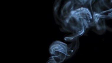 Soyut duman siyah arka planda güzel girdaplarda yükselir. Süzülen duman.