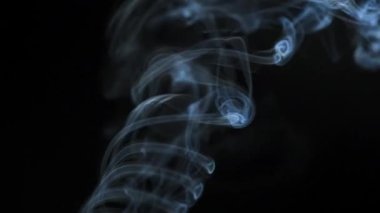 Soyut duman siyah arka planda güzel girdaplarda yükselir. Süzülen duman. Yavaş çekim