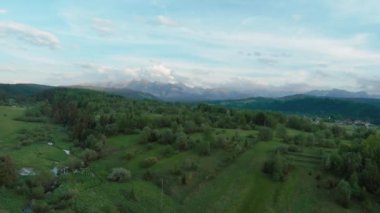Arka planında kayalık tepeler olan bir yaz manzarası. Yüksek Tatras, Polonya