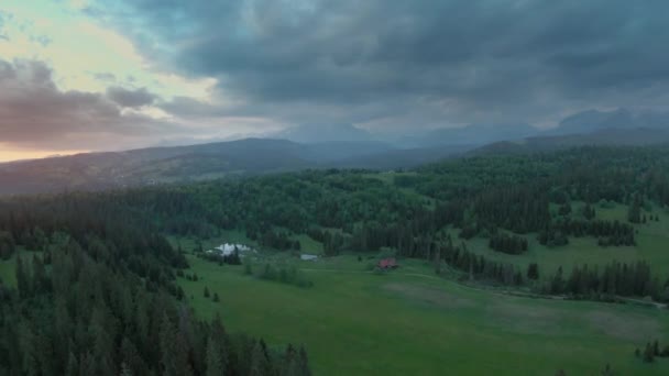 背景上有岩石峰顶的夏季山景的空中景观 High Tatras Poland — 图库视频影像