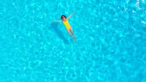 Pohled Shora Dolů Ženu Žlutých Plavkách Ležící Zádech Bazénu Relaxační — Stock video
