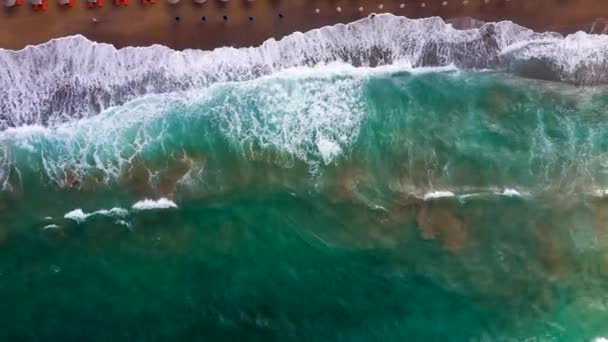 모래사장에서 파도가 부서지는 드론은 끝없는 아름다운 바다의 모습을 바라봅니다 지중해 — 비디오