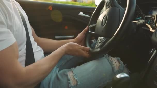 Hombre Está Conduciendo Primer Plano Vista Lateral Rayos Del Sol — Vídeo de stock