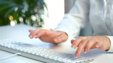 E- posta göndermek ve internette sörf yapmak için bilgisayar klavyesinde çalışan kadın elleri
