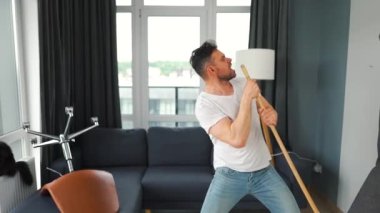 Beyaz bir adam evi temizlerken aylaklık ediyor ve mikrofon yerine paspasa şarkı söylüyor. Yavaş çekim