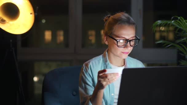 Kadın Koltukta Oturuyor Geceleri Kredi Kartı Dizüstü Bilgisayar Kullanarak Online — Stok video