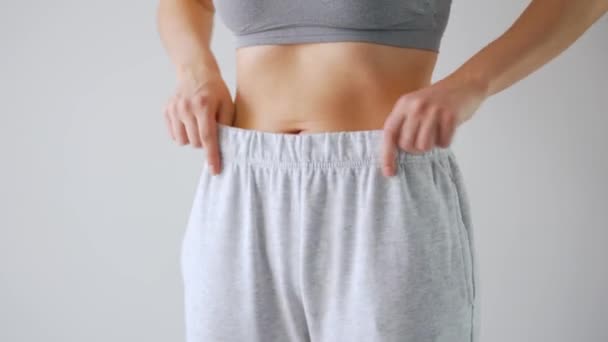 女人穿上她的裤子健康 健康消化和肠道功能的概念 — 图库视频影像