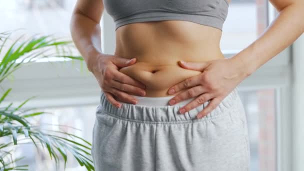 Mulher Aperta Pele Seu Estômago Lados Verificando Excesso Gordura Subcutânea — Vídeo de Stock