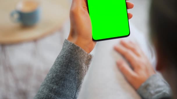 Mujer Casa Usando Smartphone Con Pantalla Verde Modo Vertical Chica — Vídeo de stock