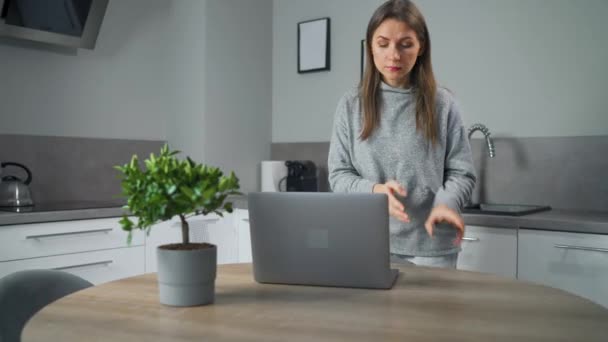 Kobieta Stojąca Domu Przytulna Kuchnia Używa Laptopa Pracy Jako Wolny — Wideo stockowe