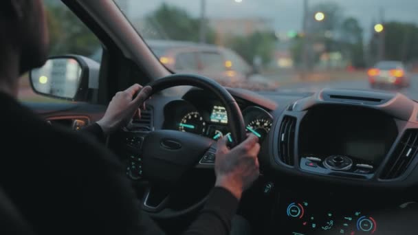 Homem Dirigindo Carro Pelas Ruas Cidade Noite Luzes Cidade Carros — Vídeo de Stock