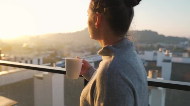 Femme Commence Journée Avec Une Tasse Thé Café Sur Balcon — Video