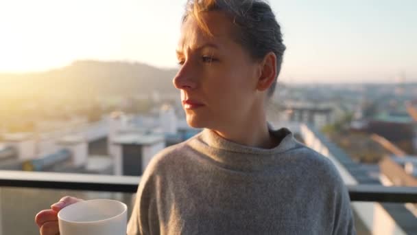 Femme Commence Journée Avec Une Tasse Thé Café Vérifier Les — Video