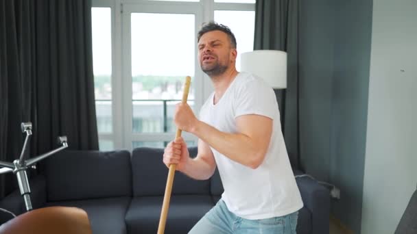 Beyaz Bir Adam Evi Temizlerken Aylaklık Ediyor Mikrofon Yerine Paspasa — Stok video