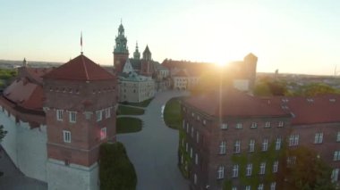 Sabahın erken saatlerinde Wawel Kraliyet Kalesi ve Katedrali 'nin hava manzarası. Arka planda şehrin panoraması görülebilir. Krakow, Polonya. FPV insansız hava aracı ile çekildi